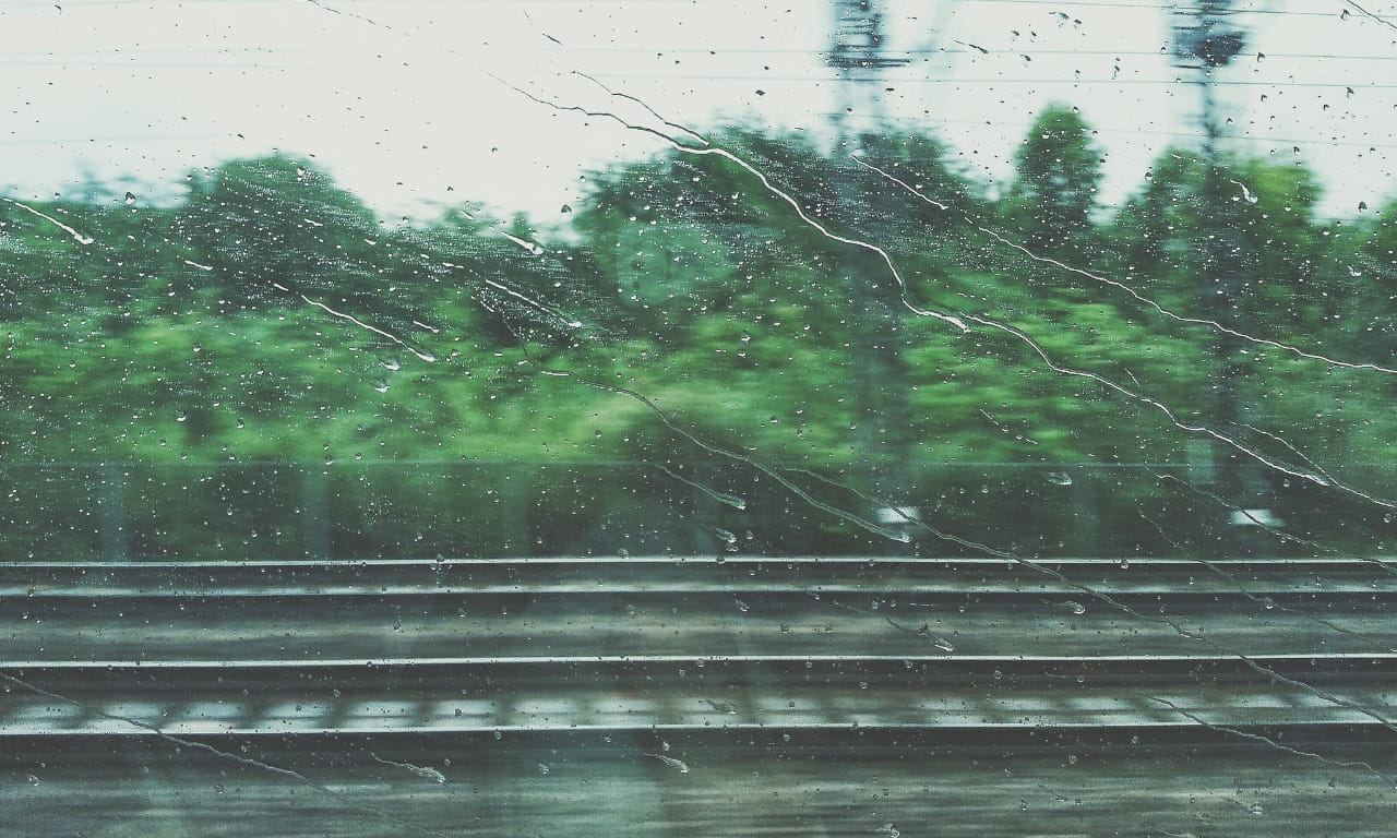 火车，雨，窗外
